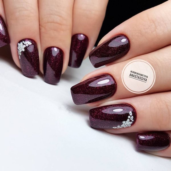 Коричневый маникюр