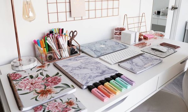 Декор письменного стола