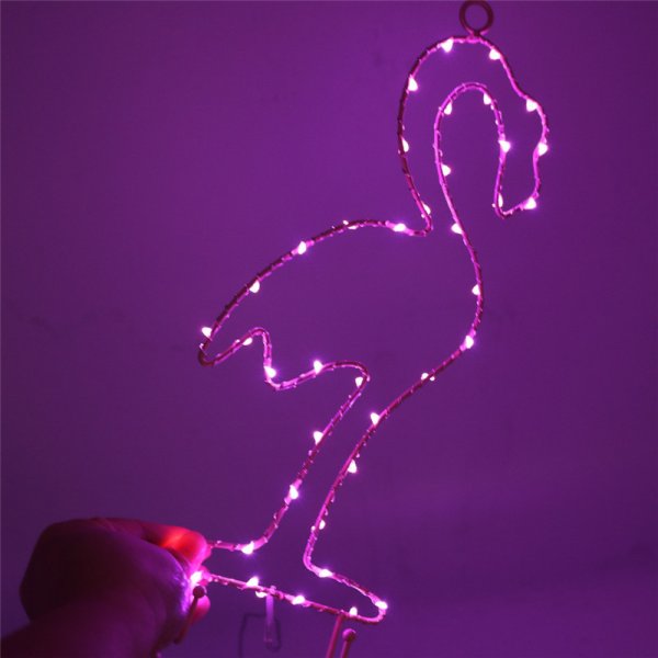 Фигурки из гирлянды на стене