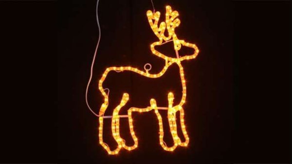 Фигуры из гирлянды на стене