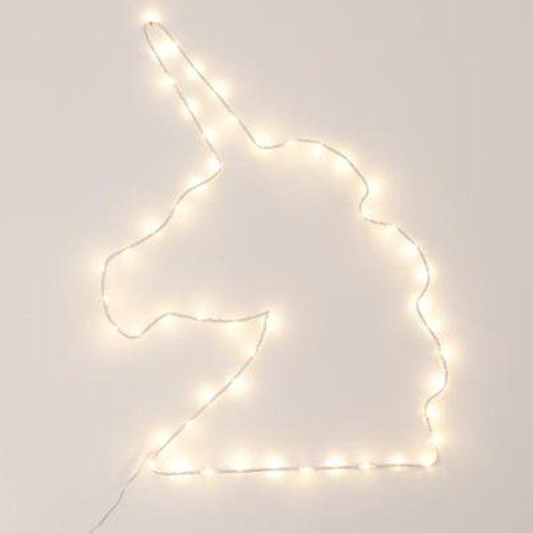 Фигуры из гирлянды на стене