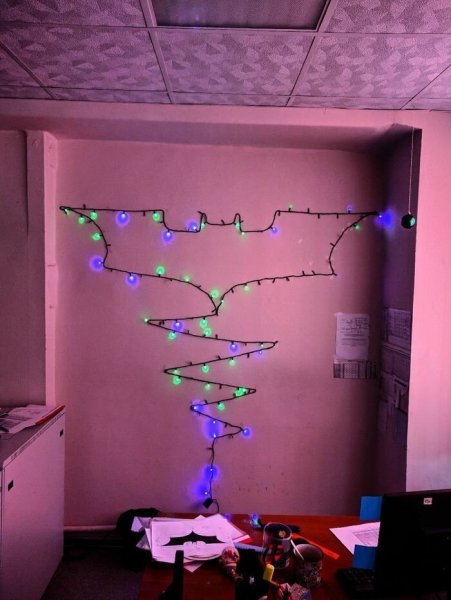 Гирлянды на стене над кроватью