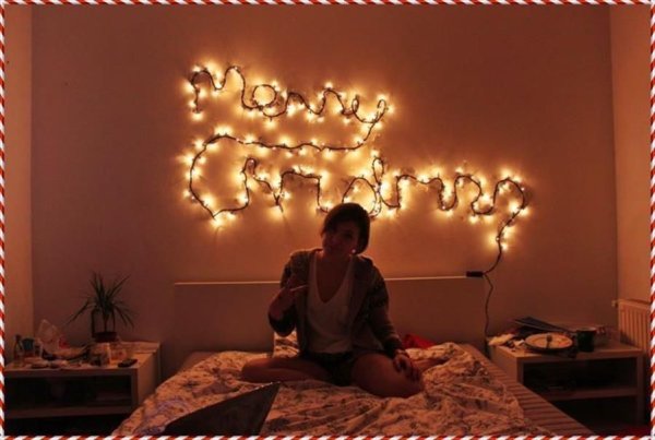 Рисунок из гирлянды на стене