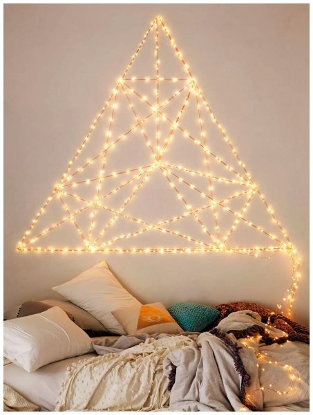 Дерево из гирлянды на стене