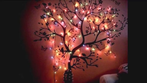 Декоративная гирлянда на стене