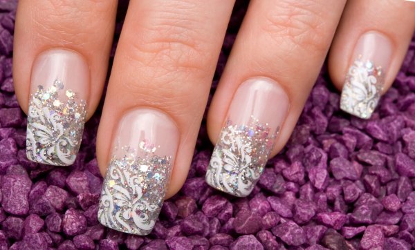 Красивый маникюр с блестками