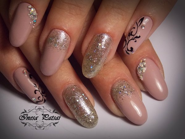 Шикарный маникюр с блестками