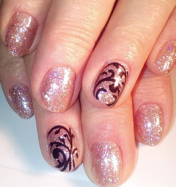 Маникюр с узорами на коротких ногтях