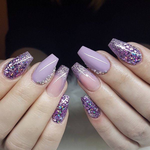 Сиреневый маникюр с блестками