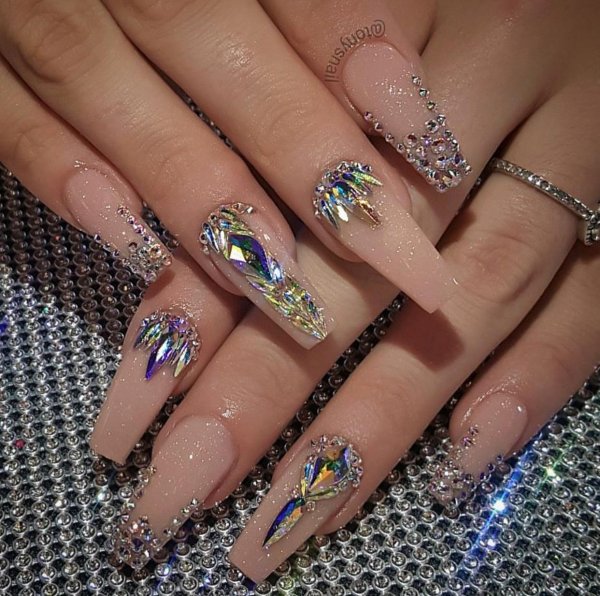 Праздничный розовый маникюр