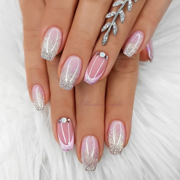 Яркие ногти с блестками