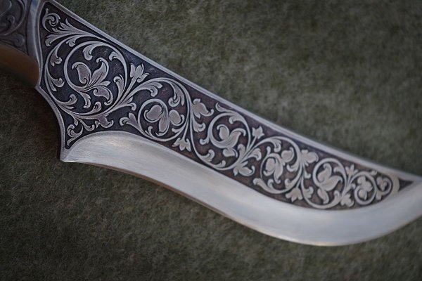 Орнамент на лезвии ножа