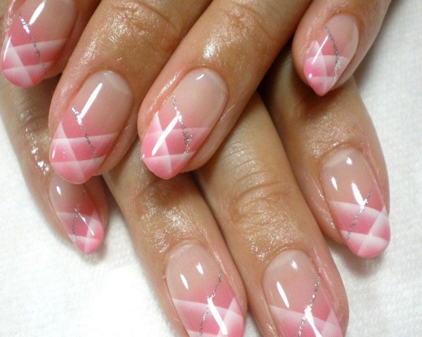 Прозрачный красный маникюр