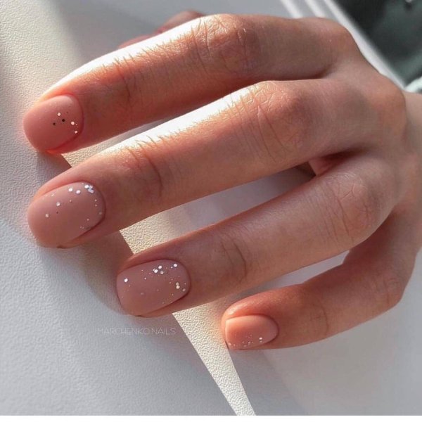 Спокойный маникюр на коротких ногтях