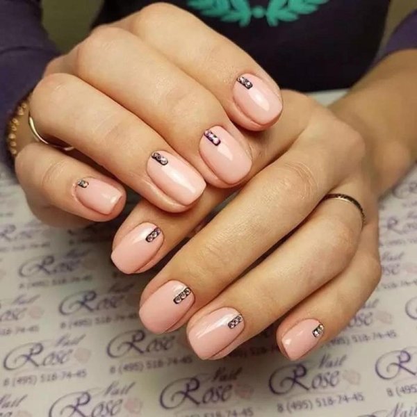 Маникюр со стразами
