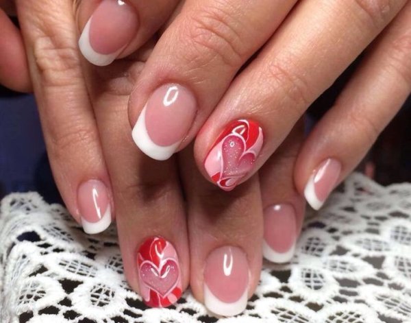 Маникюр с сердечками и френчем на короткие ногти