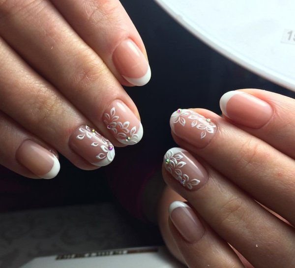 Французский маникюр на короткие овальные ногти