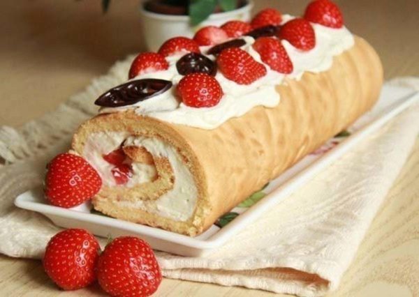 Украсить рулет бисквитный