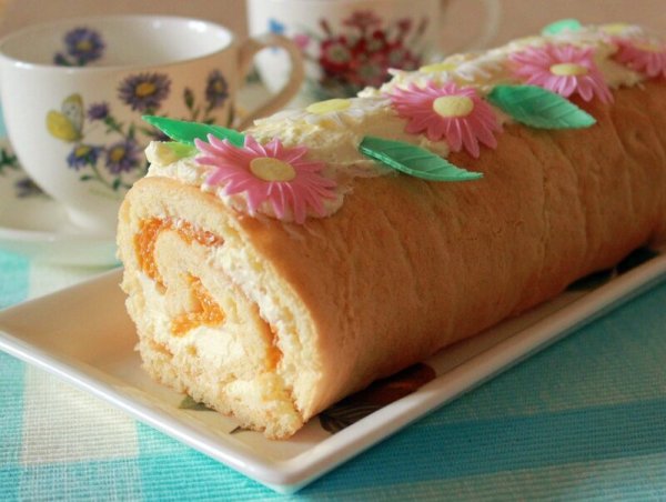 Бисквитный рулет с малиной