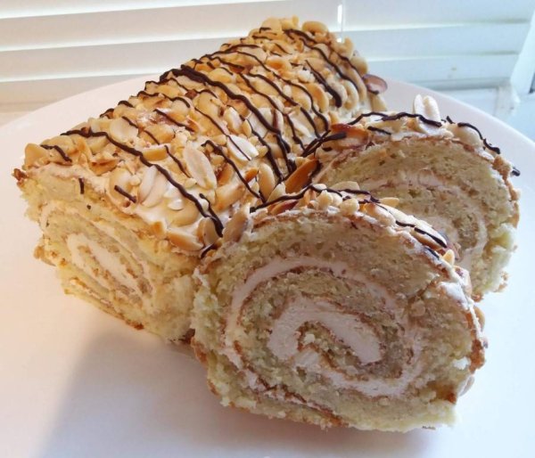 Рулет со взбитыми сливками