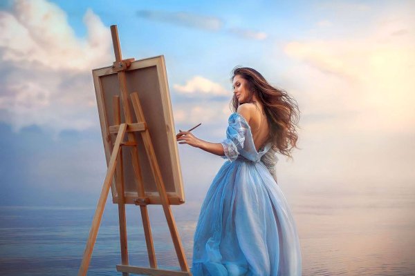 Красивая девушка художница