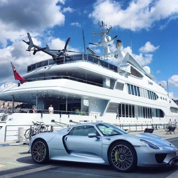 Лакшери яхта