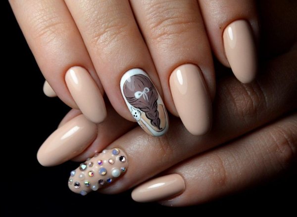 Бежевый овальный маникюр