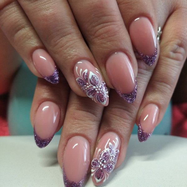 Цветной френч на овальных ногтях