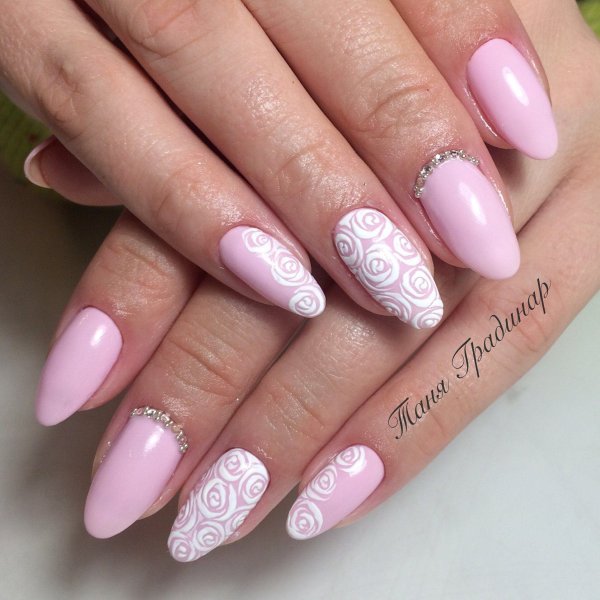 Розовый овальный маникюр