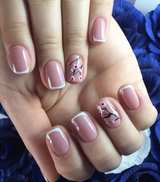 Прозрачный маникюр с полосками