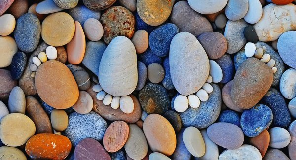 Следы из камушек