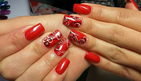Красный маникюр с завитками