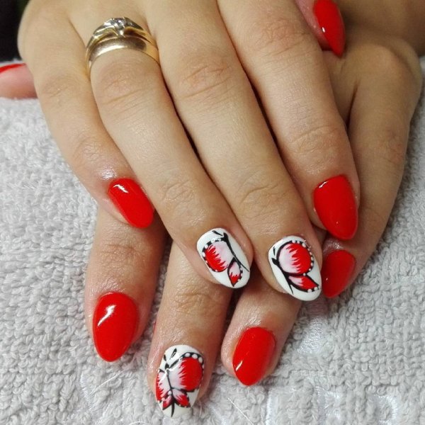 Красный маникюр с бабочкой