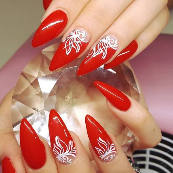 Красно белый маникюр на острые ногти