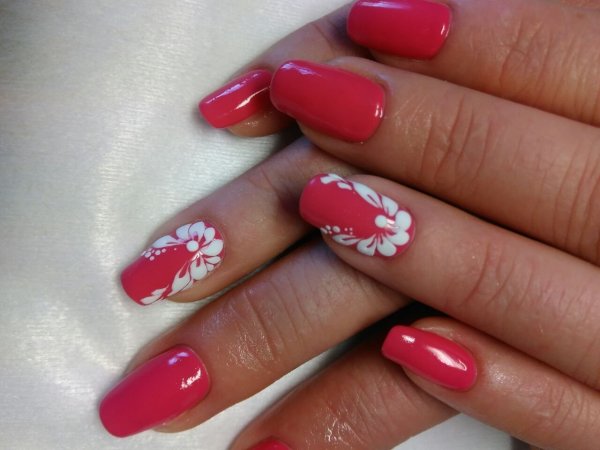 Красный маникюр с цветами