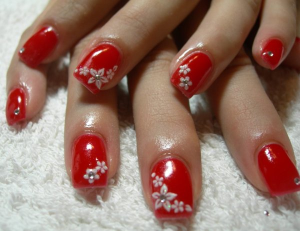 Новогодний маникюр на короткие белый с красным свадебное