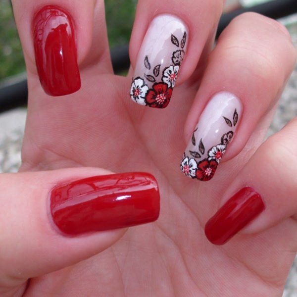 Красный маникюр с рисунком