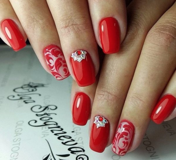 Красный маникюр с вензелями