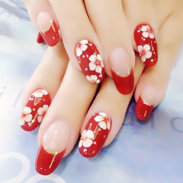 Красный маникюр с цветами