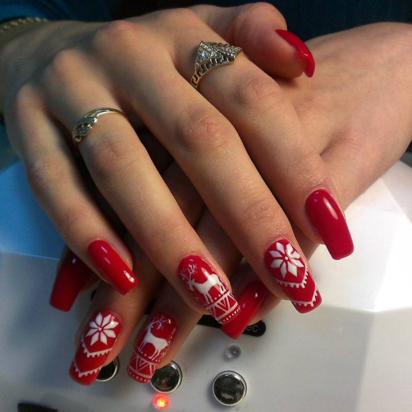 Новогодние ногти красные квадратные