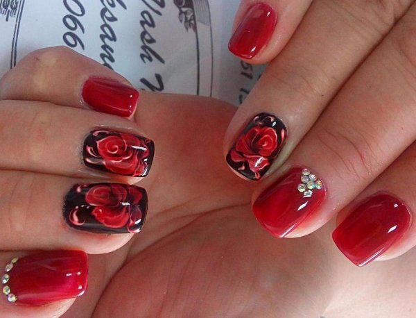Красные ногти с розами