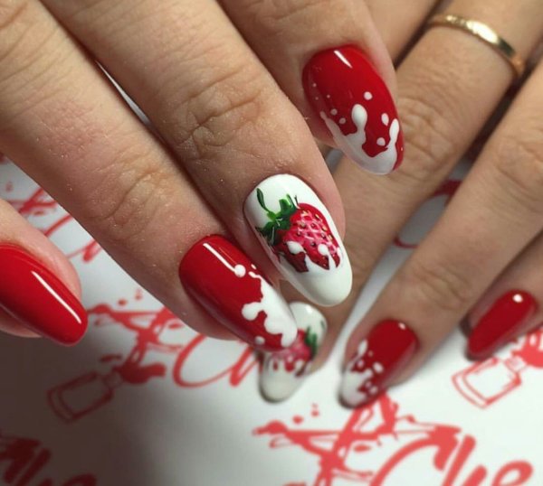Маникюр с клубникой