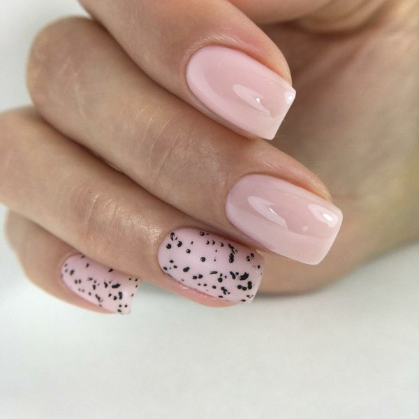 Маникюр на короткие ногти с надписями