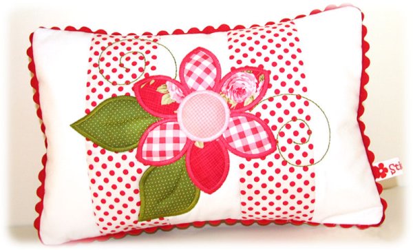 Подушки с аппликацией из ткани