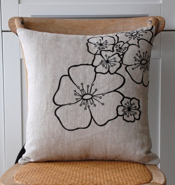 Рисунок на декоративной подушке