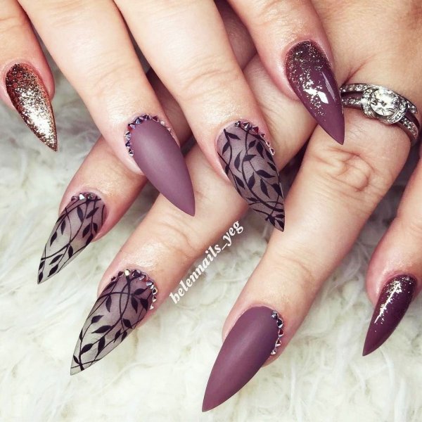 Красный френч на миндалевидных ногтях 2022