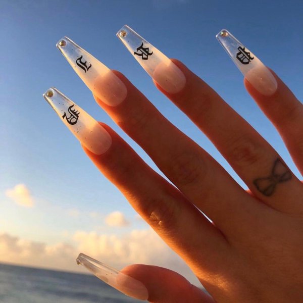 Розовые ногти острые