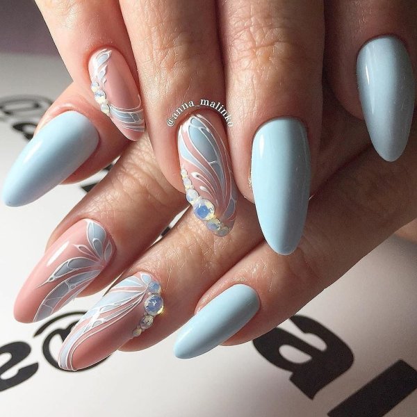 Френч на миндалевидных ногтях