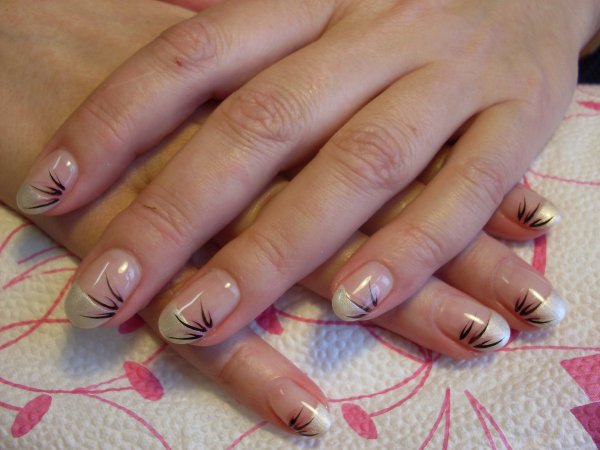 Косой френч на ногтях