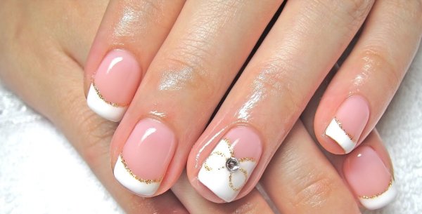 Белый френч на короткие ногти